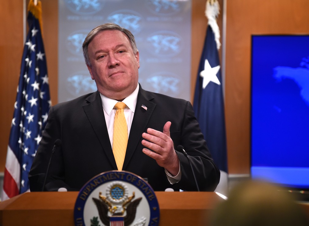 O secretÃ¡rio de Estado americano Mike Pompeo anuncia que os EUA deixarÃ£o de cumprir o acordo sobre armas nuclares de mÃ©dio alcance â€” Foto: AFP/ Eric Baradat