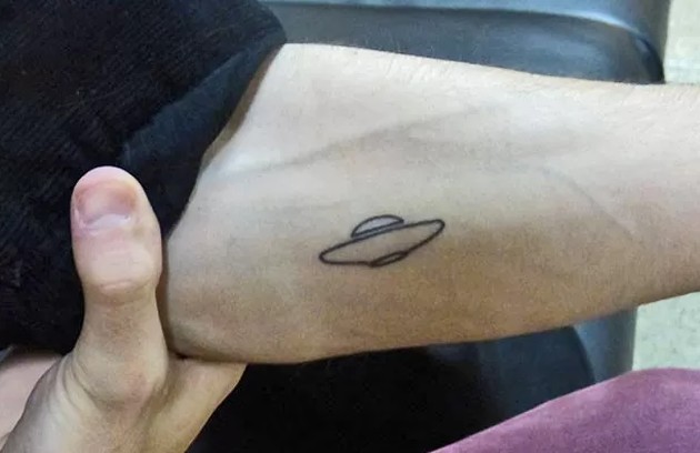 Fiuk desenhou um disco voador no braço (Foto: Globo)