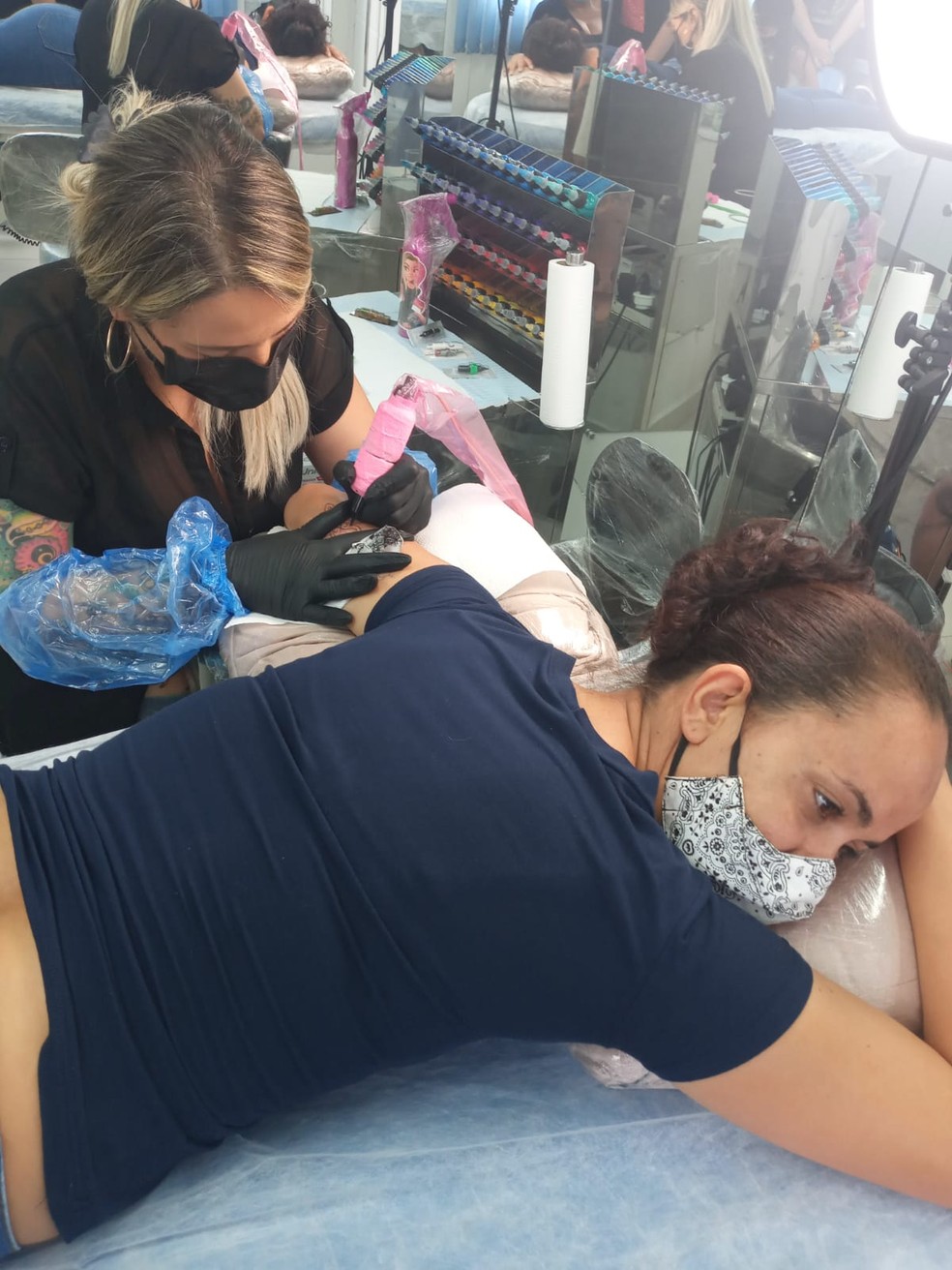 Talita sendo tatuada por Karlla Mendes  Foto: Divulgao/Projeto We Are Diamonds