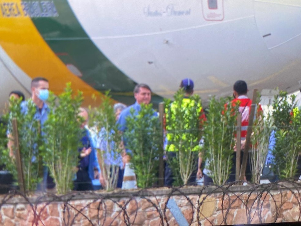 O presidente Jair Bolsonaro embarca no aeroporto de Congonhas após alta médica em São Paulo neste sábado (26). — Foto: Abraão Cruz/TV Globo