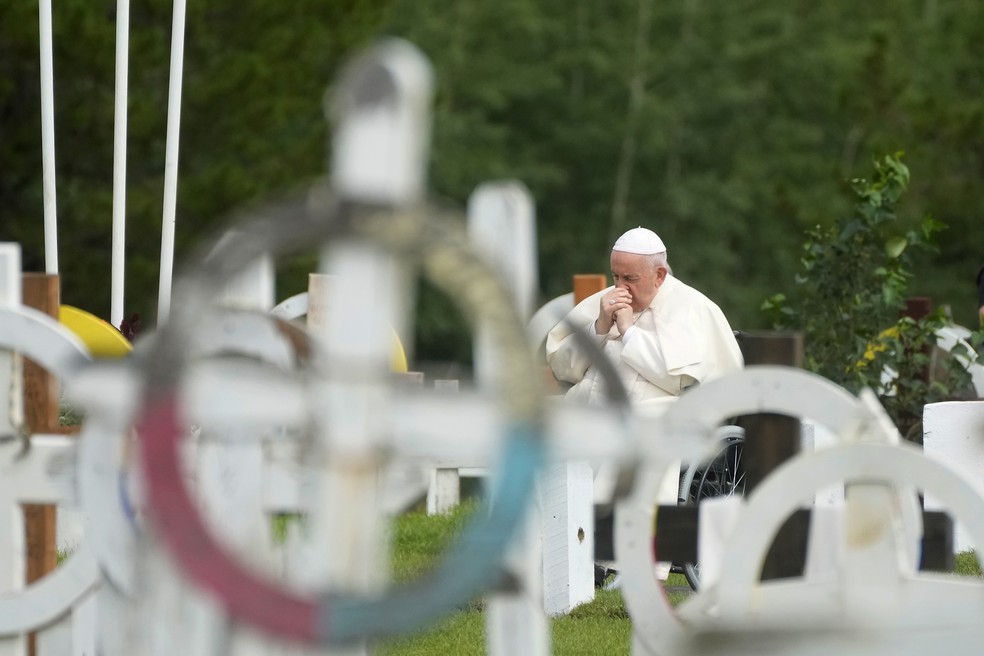 Papa Francisco ora diante de cemitério que abriga indígenas mortos pela Igreja católica no Canadá — Foto: Gregorio Borgia/AP