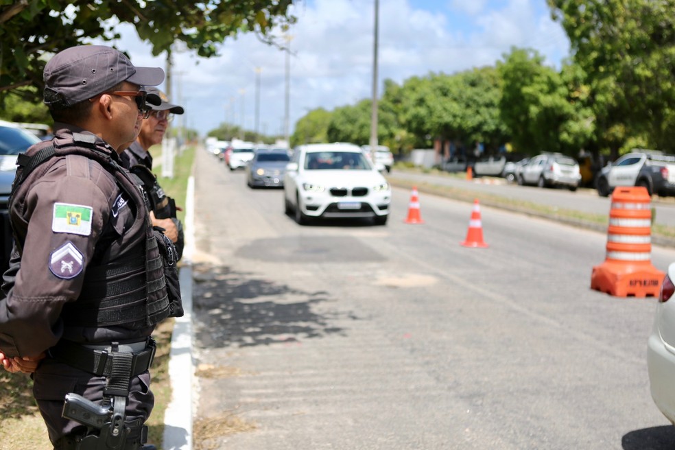 Policiais militares durante Operação Verão, no RN — Foto: Sandro Menezes