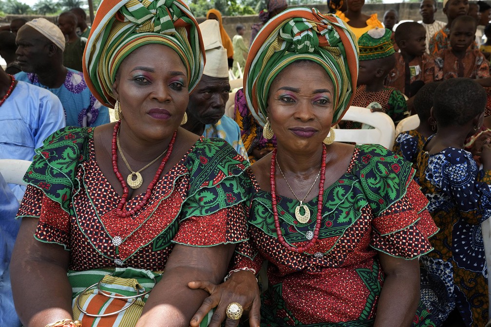 Taye Tijani e Kehinde Tijani, de 48 anos, participantes do 12º festival de gêmeos de Igbo-Ora, cidade no sudoeste da Nigéria, que celebra anualmente a alta incidência de gêmeos entre seus habitantes — Foto: Sunday Alamba/AP