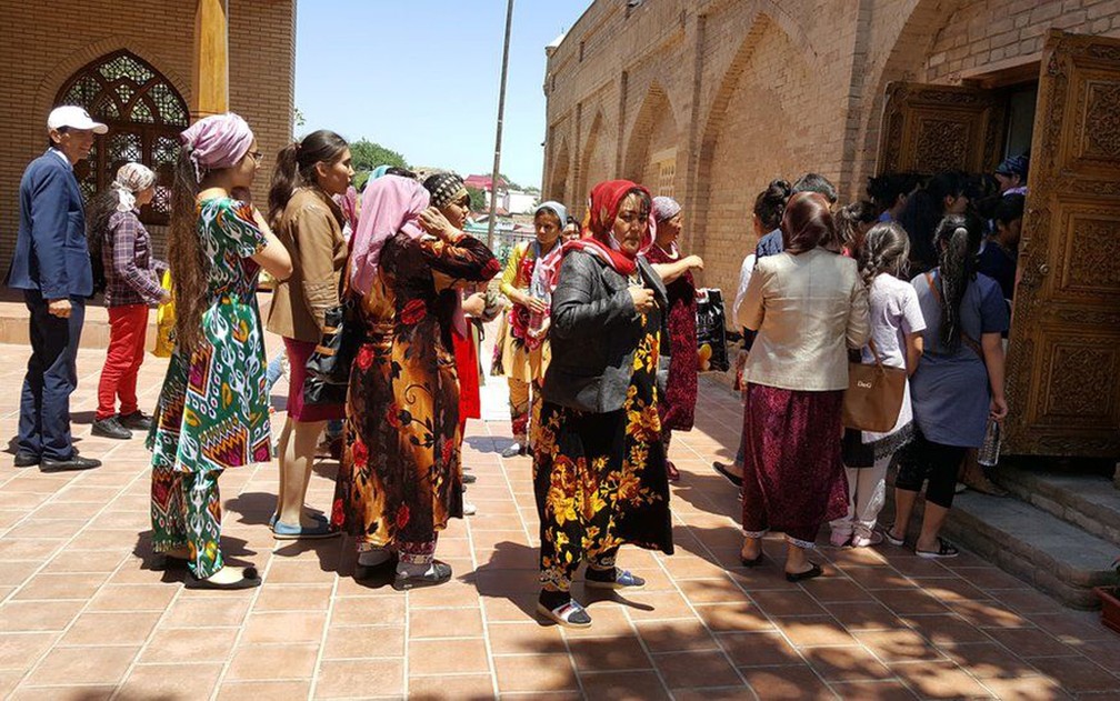 Pessoas de diversas religiões viajam ao Uzbequistão para visitar o túmulo de Daniel — Foto: BBC
