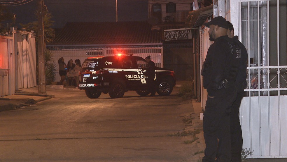 Segundo a Polícia Militar, homem morreu no local — Foto: TV Globo/Reprodução
