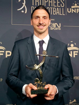 Ibrahimovic PSG prêmio Campeonato Francês (Foto: AP) Ibrahimovic PSG prêmio Campeonato Francês (Foto: AP)