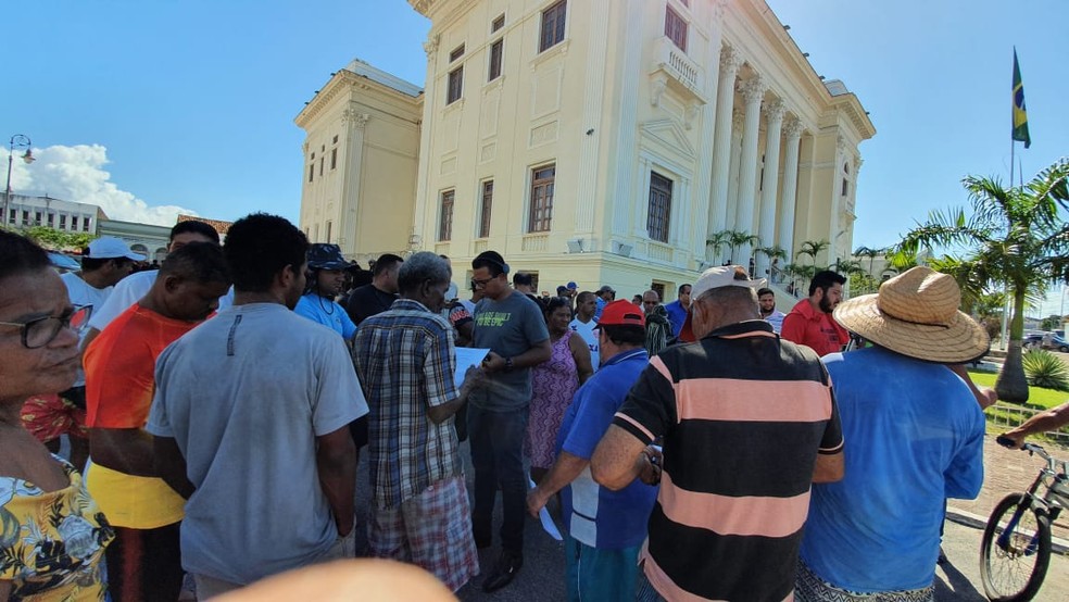 Pescadores e marisqueiras reunidos sobre a transferência para o Centro Pesqueiro — Foto: Ludimila Brito/G1