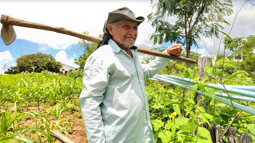 O agricultor familiar Zélino convive desde os oito anos com a terra improdutiva de Irauçuba.  — Foto: Gioras Xerez/Sistema Verdes Mares