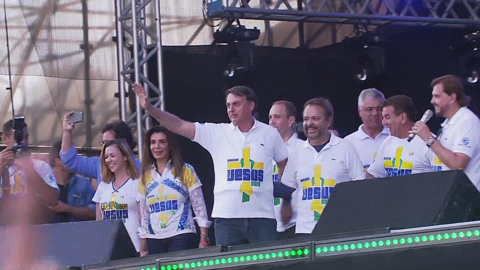 Presidente Jair Bolsonaro sobe ao palco da Marcha Para Jesus — Foto: GloboNews/Reprodução