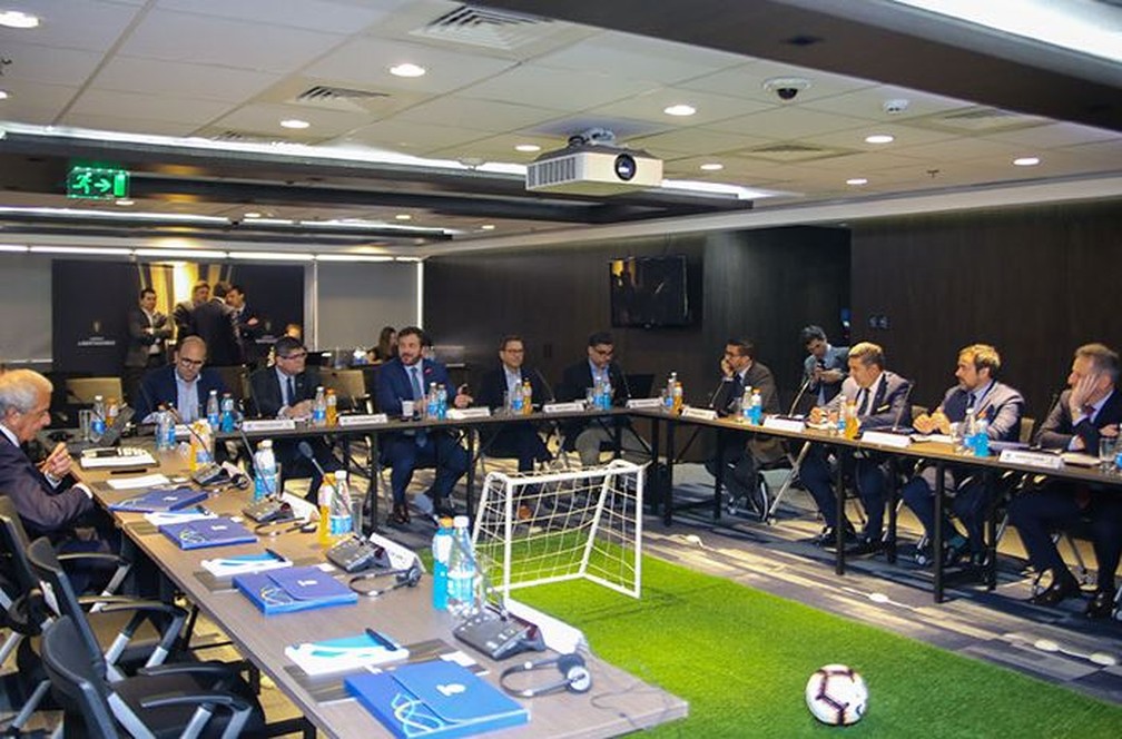 Landim, na ponta direita, ouve o presidente da Conmebol, Alejandro Domínguez — Foto: Divulgação Conmebol