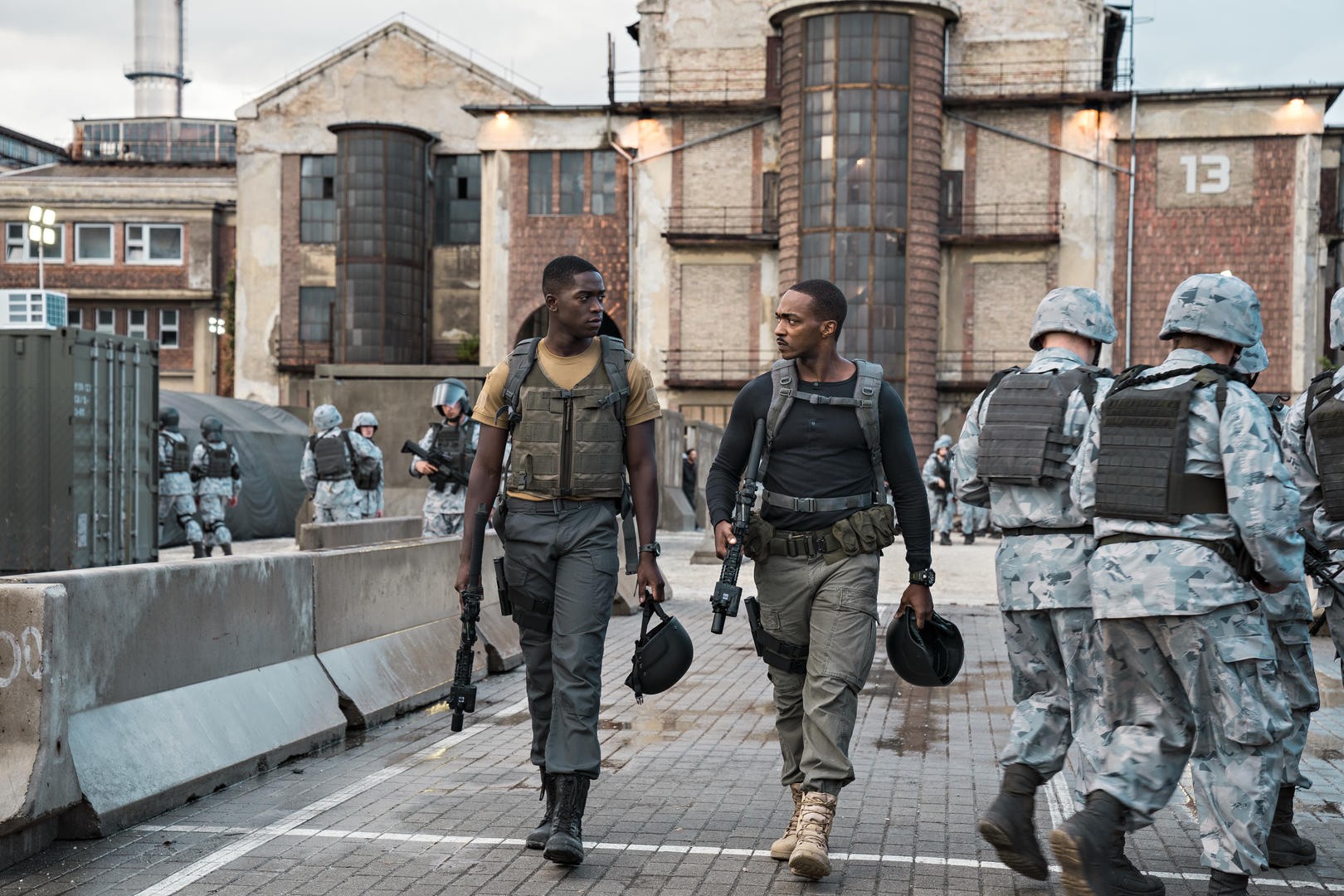 OUTSIDE THE WIRE, ​Damson Idris as Harp, Anthony Mackie ​as ​Leo, in OUTSIDE THE WIRE. Cr. ​Jonathan Prime​/NETFLIX ​© ​2020 (Foto: Jonathan Prime / Netflix)