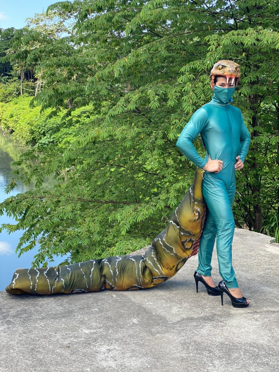 O influenciador Klinger Rodrigues viralizou na web com a fantasia de cobra feita especialmente para quando fosse se vacinar contra a Covid-19 (Foto: Reprodução)