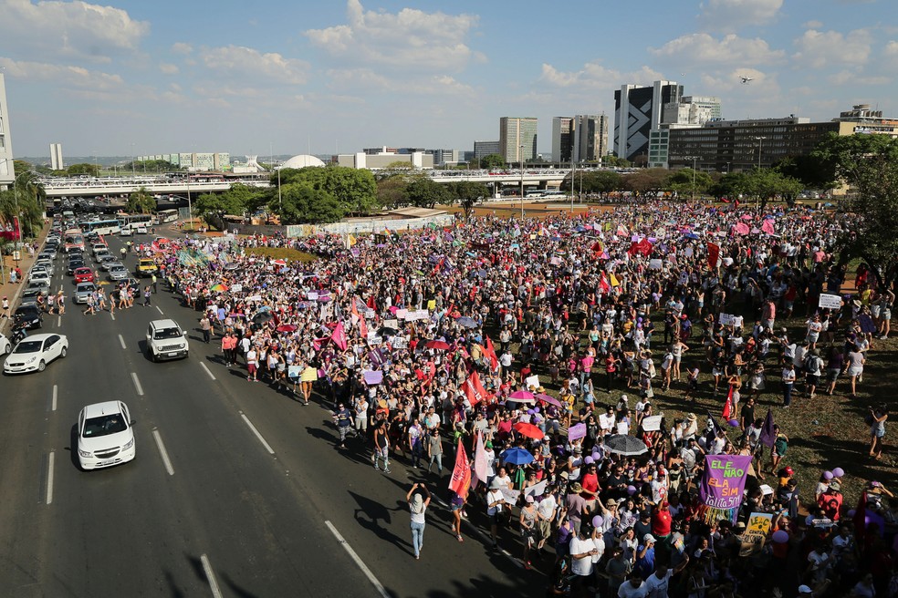 Manifestantes protestam contra o candidato Jair Bolsonaro durante ato no Eixo Monumental, em BrasÃ­lia â€” Foto: SÃ©rgio Lima/AFP