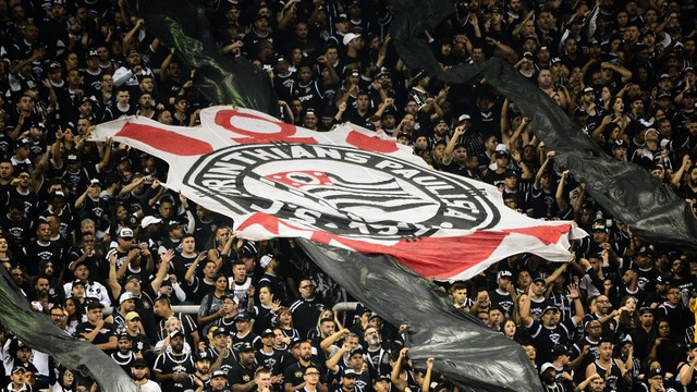 Torcida do Corinthians na Neo Química Arena na partida contra o Flamengo, pela Libertadores