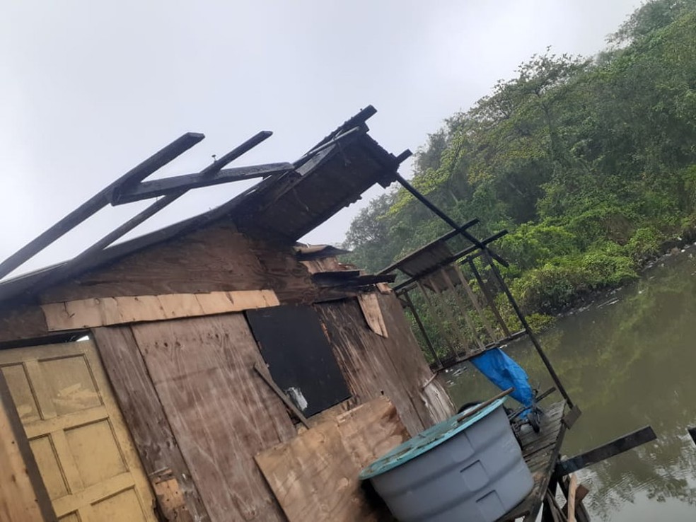 Com a força dos ventos que atingiram Santos no último mês, parte das telhas do barraco que Aline Lunas moram levados — Foto: Arquivo pessoal