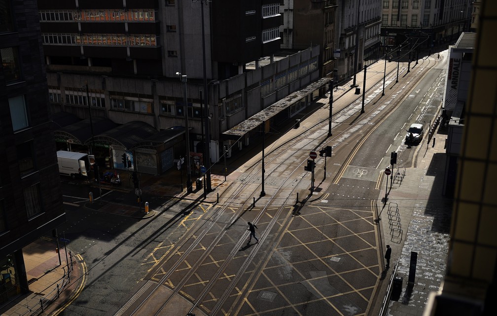 MANCHESTER - Um pedestre atravessa uma rua vazia em Manchester, nesta quinta-feira (2) — Foto: Oli Scarff/AFP