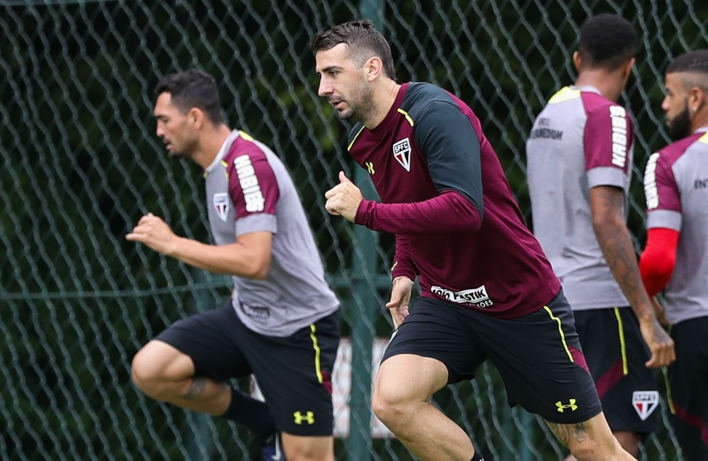 Atacante elogia bom desempenho do ataque e mantém seleção no radar