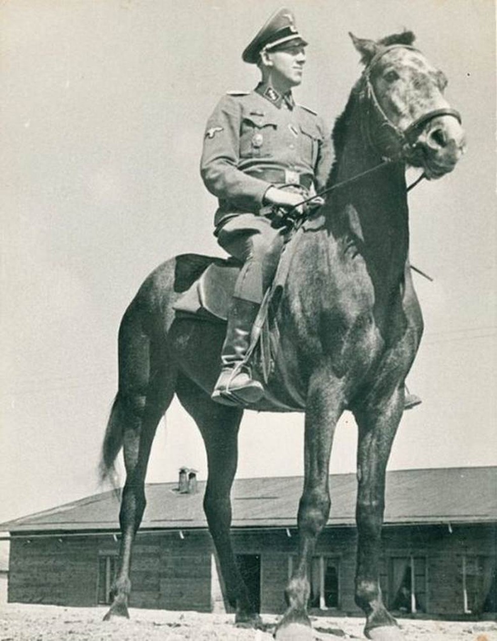 Niemann é visto nesta imagem montado em um cavalo em Sobibor — Foto: United States Holocaust Memorial Museum (via BBC)