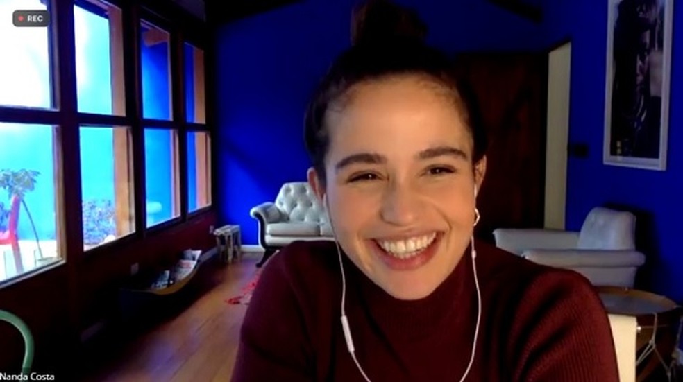 Nanda Costa no bate-papo virtual com os colegas de elenco de 'Pega Pega' — Foto: Globo