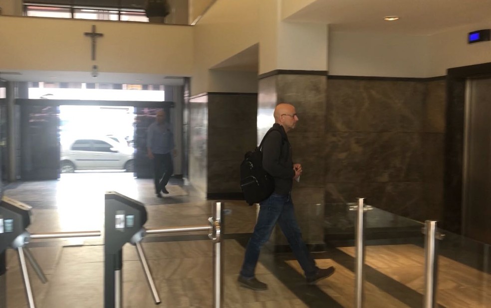 Sérgio Côrtes na Polícia Federal na tarde desta quinta-feira (5) (Foto: Matheus Rodrigues/G1)