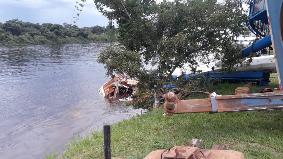 Caminhão guincho tombou perto do rio Guaporé em Pimenteiras do Oeste, RO  — Foto: Reprodução/ Redes Sociais