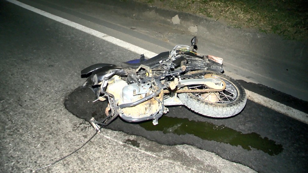 Moto foi destruída após acidente na BR-101 em que motociclista morreu — Foto: Reprodução/TV Gazeta