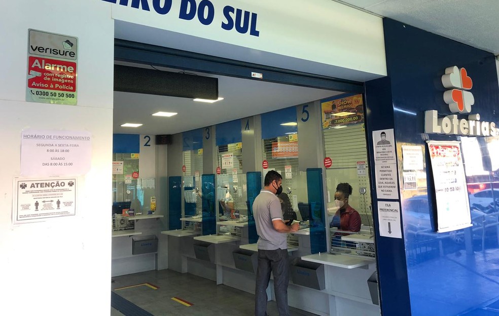 Aposta vencedora foi feita em lot&eacute;rica da quadra 10 do Cruzeiro Velho, no DF &mdash; Foto: Luiza Garonce/TV Globo