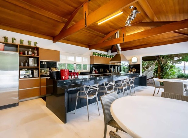 O espaço gourmet completo pode ser usado tanto para dias de festa como cozinha para o dia a dia (Foto: AIRBNB / Divulgação)