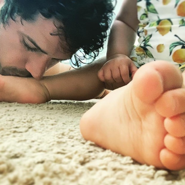 José Loreto beija o pé da filha (Foto: Reprodução Instagram)