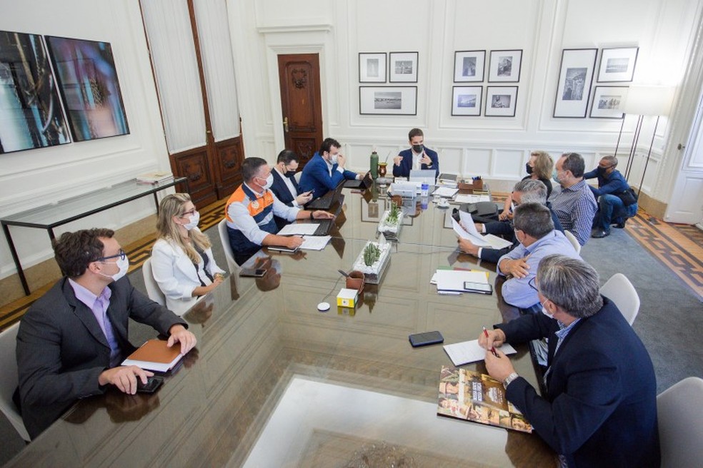 Governador Eduardo Leite se reuniu com outras autoridades para decidir ações a serem tomadas para aliviar efeitos da estiagem no RS — Foto: Felipe Dalla Valle/Palácio Piratini