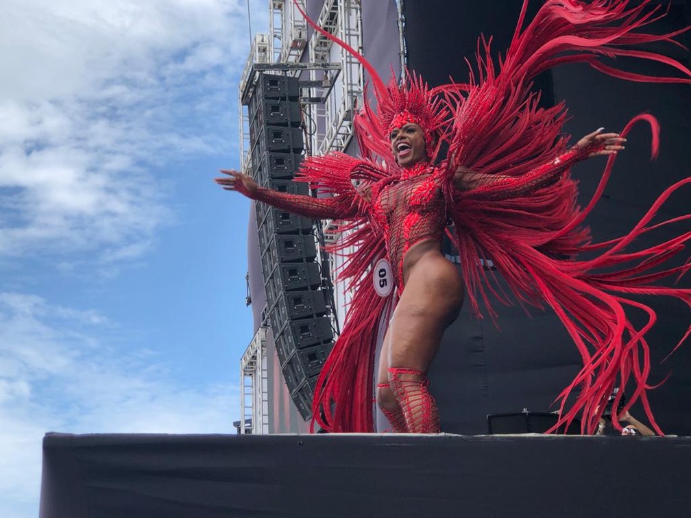 Cinthia Aparecida Martins de Oliveira é uma das finalistas no concurso que vai eleger a Rainha do carnaval do Rio — Foto: Carlos Brito / G1