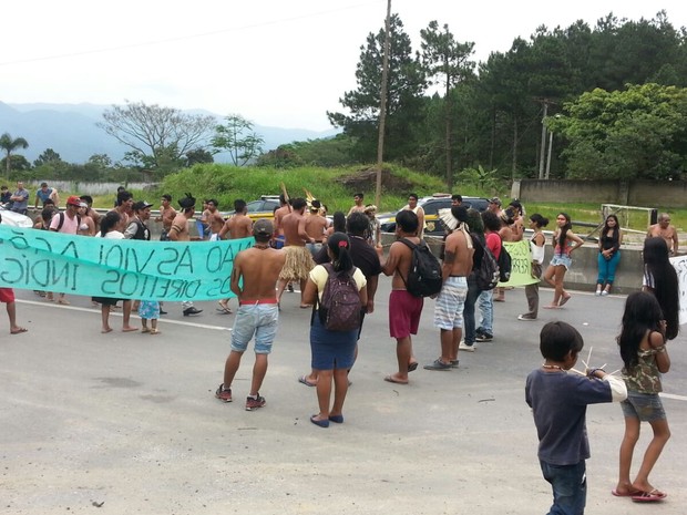 Protesto de indígenas bloqueou o trânsito no Morro dos Cavalos, em Palhoça (Foto: PRF/Divulgação)