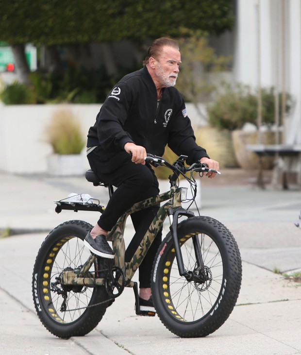 Arnold Schwarzenegger pedala em Los Angeles sem usar máscara de proteção (Foto: The Grosby Group)