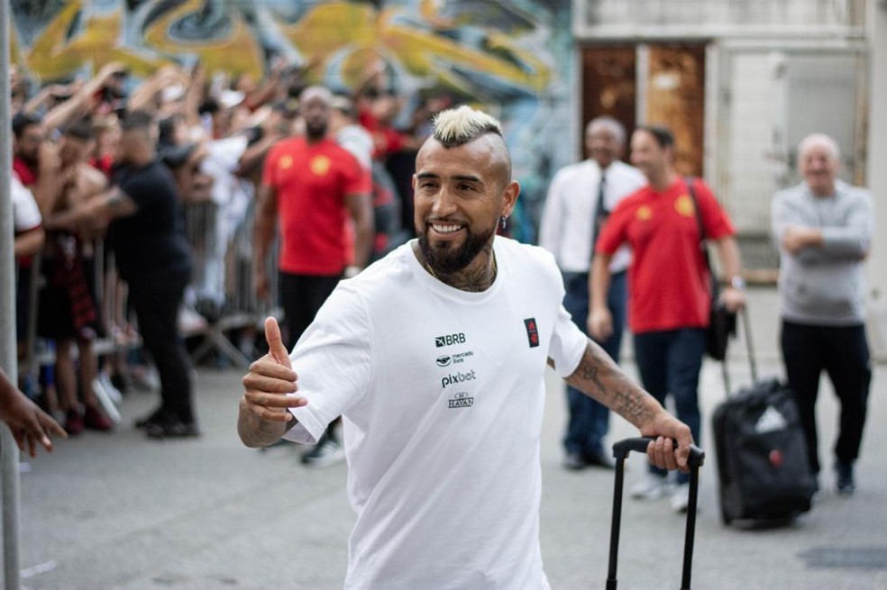 Vidal na chegada do Flamengo a Florianópolis: nas graças da galera — Foto: Roberto Zacarias