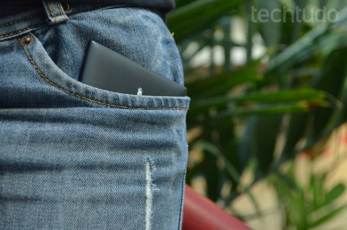 Lumia 1520 fica "apertado" no bolso (Foto: Luciana Maline/TechTudo)