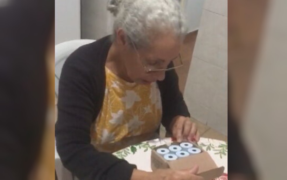 Avó foi surpreendida ao receber bobinas de papel ao invés de celular — Foto: Maísa Alves/Arquivo pessoal