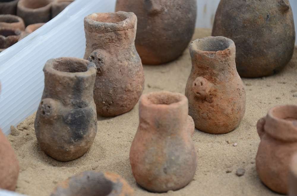 Vasos que estavam dentro de tumba inca de Mata Indio Lambayeque (Foto: Unidad Ejecutora 005 Naylamp-Lambayeque/Ministerio de Cultura del Perú)