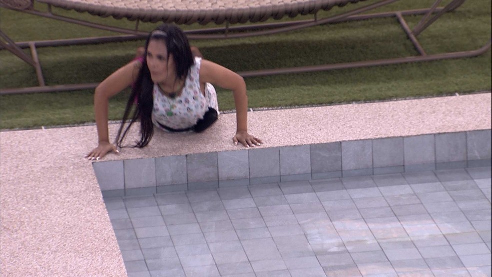 Flayslane Bebe Agua Da Piscina E Convida Brothers Casa Bbb Gshow