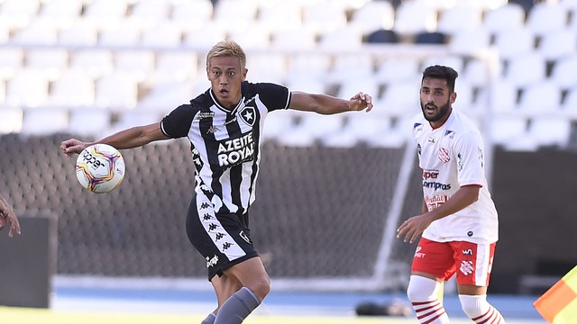 Honda, do Botafogo, em ação contra o Bangu
