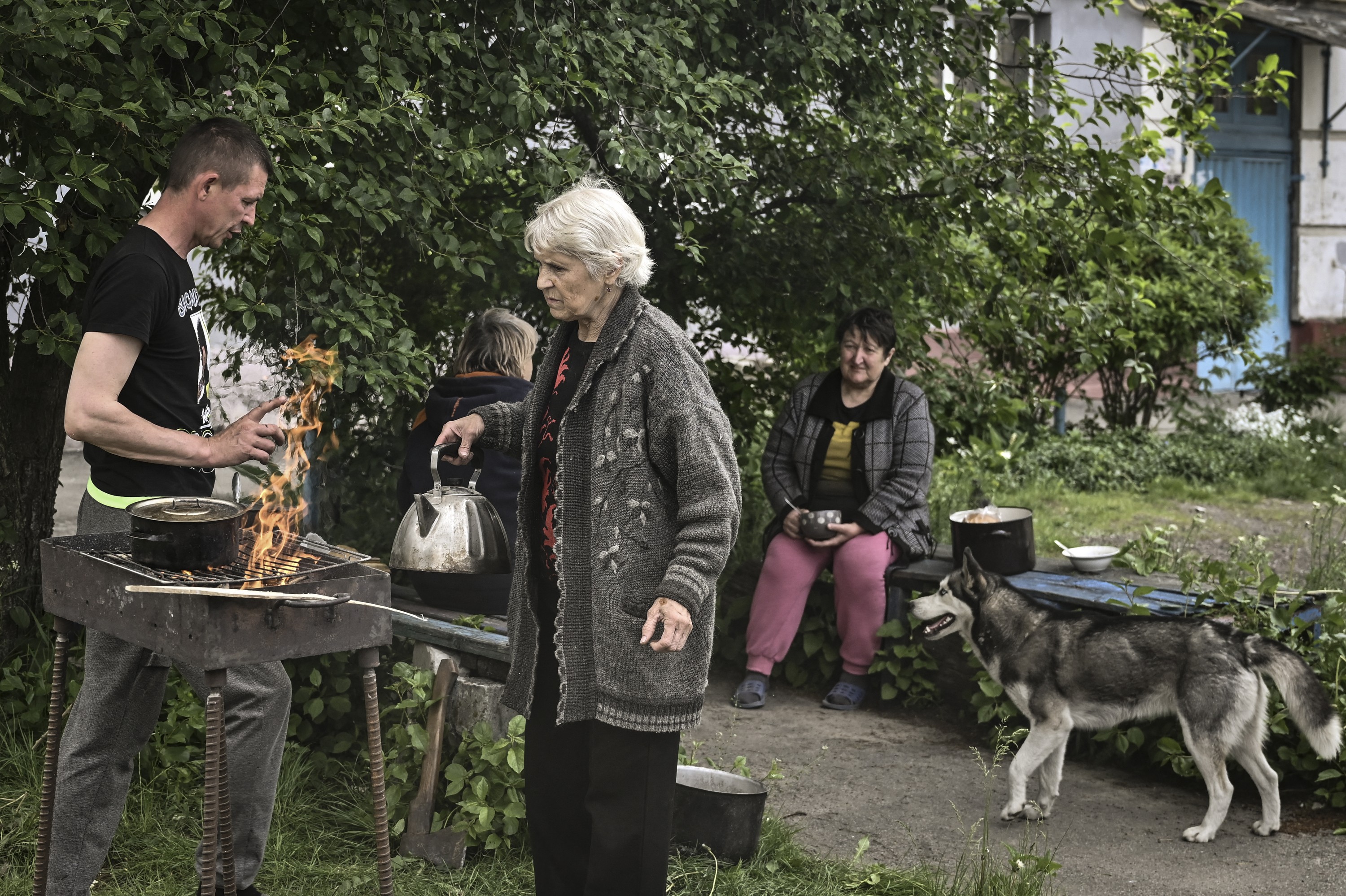 A desesperada busca por comida nas áreas sitiadas pela Rússia no leste da Ucrânia