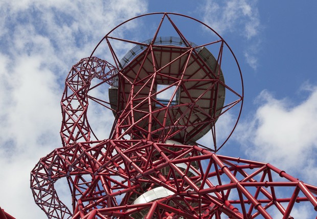 A torre Orbit, cujo nome oficial é ArcelorMittal Orbit, será transformada no maior escorregador do mundo (Foto: Getty Images)