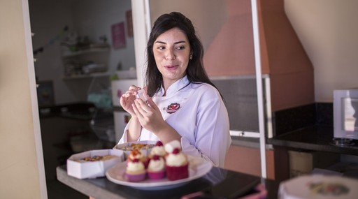 Isabela Lepera estudava direito quando começou a produzir doces, como cupcakes, para vender a colegas. Em 2016, o hobby deu origem ao Cupcakes By Isa, que hoje também vende brownies, biscoitos e outros doces.