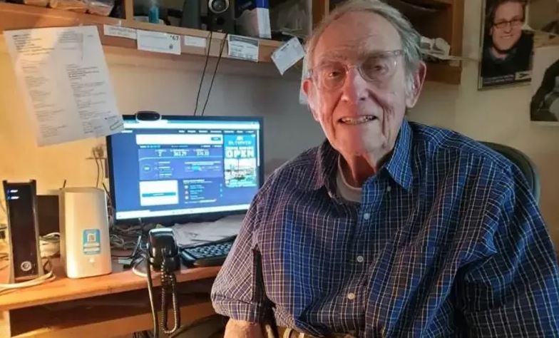 Homem de 90 anos faz anúncio para reclamar dos serviços de internet  (Foto: Reprodução/Twitter)