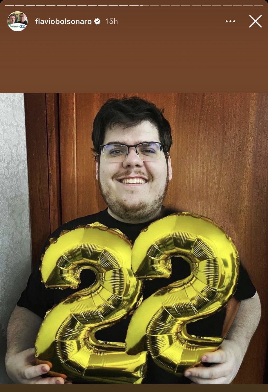 Montagem falsa com imagem do influenciador Casimiro segurando o número 22 é publicada por Flávio Bolsonaro em redes sociais