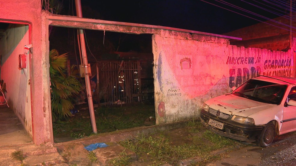 Incêndio destrói casa e deixa dois mortos em Sobradinho, no DF — Foto: TV Globo/Reprodução