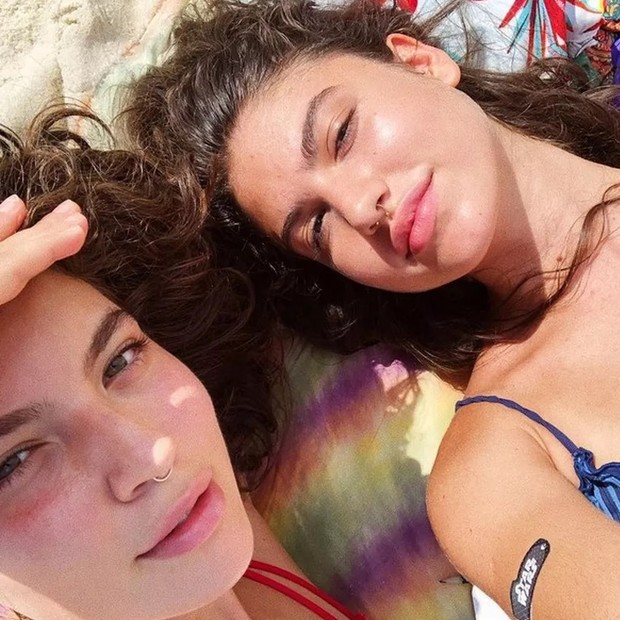 Alanis Guillen e Giovanna Grigio em foto na praia em 2019 (Foto: Reprodução/Instagram)