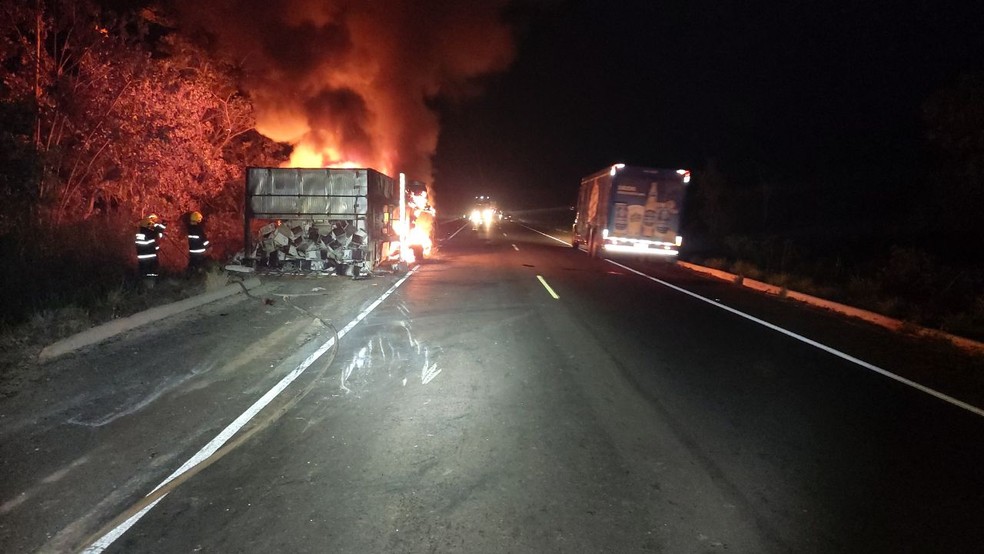 Incêndio destruiu veículo e carga de micro-ondas — Foto: Divulgação/PRF