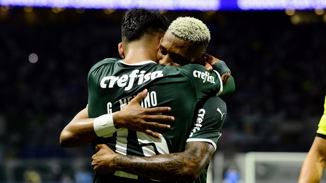 Danilo abraça Gabriel Menino, autor de gol da vitória sobre o Inter