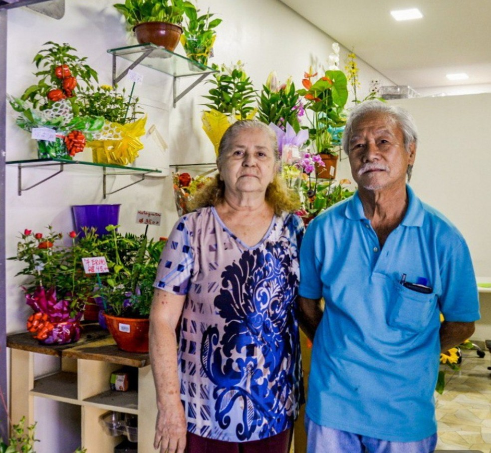 Conceição Yoshimine e marido Nelso Yoshimine vendem flores na Galeria dos Estados, no DF — Foto: Arquivo pessoal