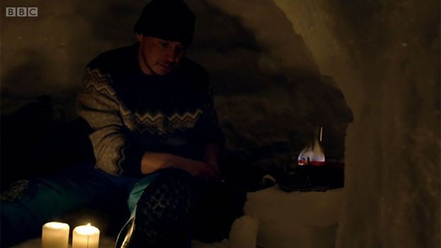 BBC - É possível cozinhar dentro do iglu, ainda que o calor faça com que parte da camada interna dele derreta. (Foto: BBC)